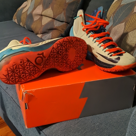 Nike Sneaker - Picture 2 of 4